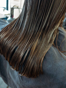 Dlaczego włosy się przetłuszczają