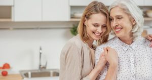 gęste lśniące włosy